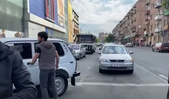 Водитель пытался наехать на митингующего: перекрыт перекресток улиц Багратуняц-Арташесян (видео)